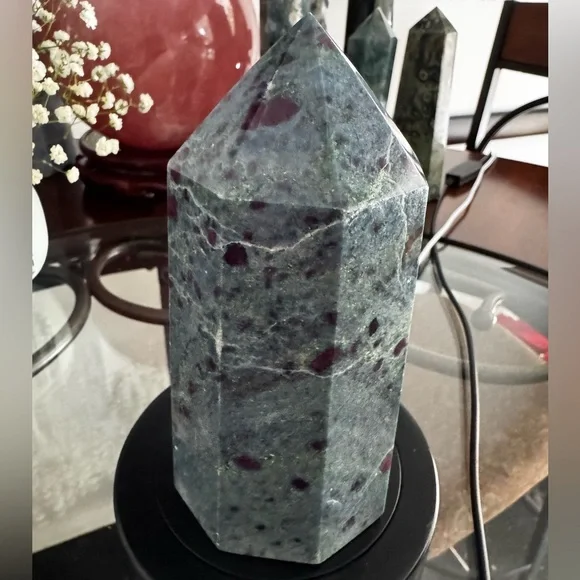 Ruby in kyanite tower, very UV reactive. Weight approx:3.2lb